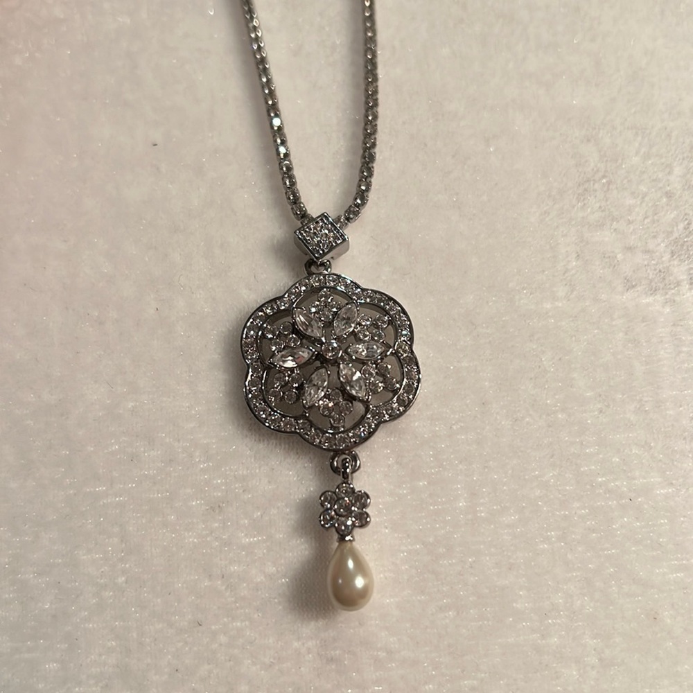 Pearl and Diamond pendant Necklace-Fashion jewelry (costume Jewelry)